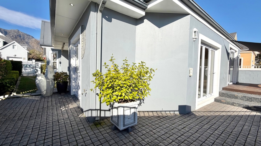 2 Bedroom Property for Sale in Paradyskloof Western Cape